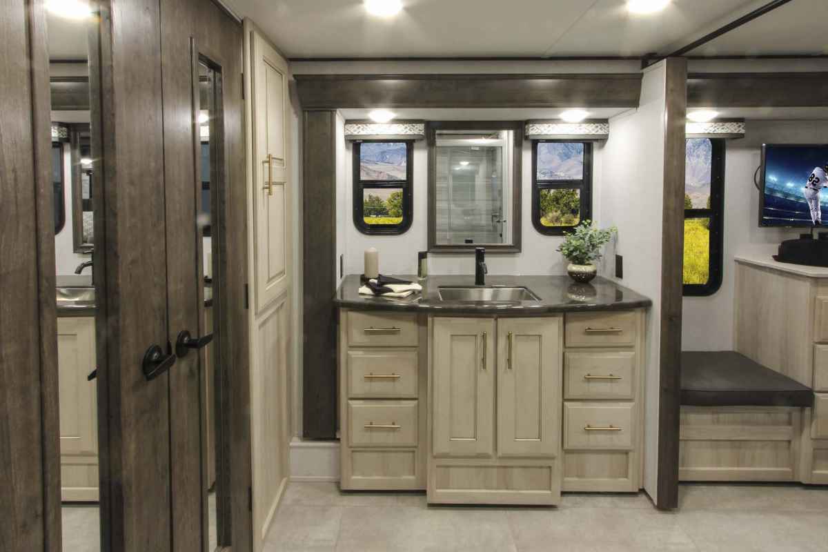 Alliance Paradigm Fifth Wheel 370FB Master Bathroom