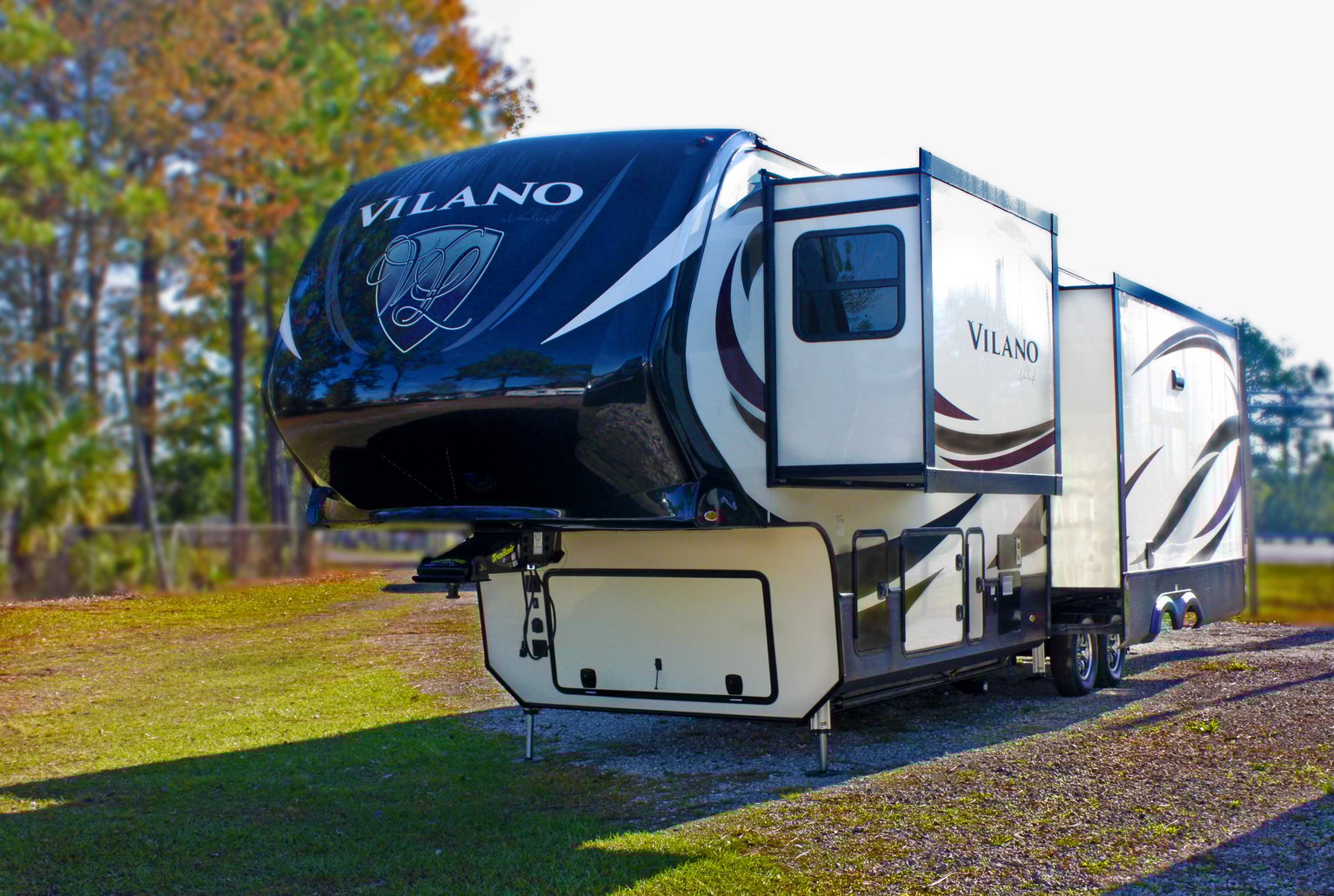 Travel Trailer or Fifth Wheel? A Comparison Guide