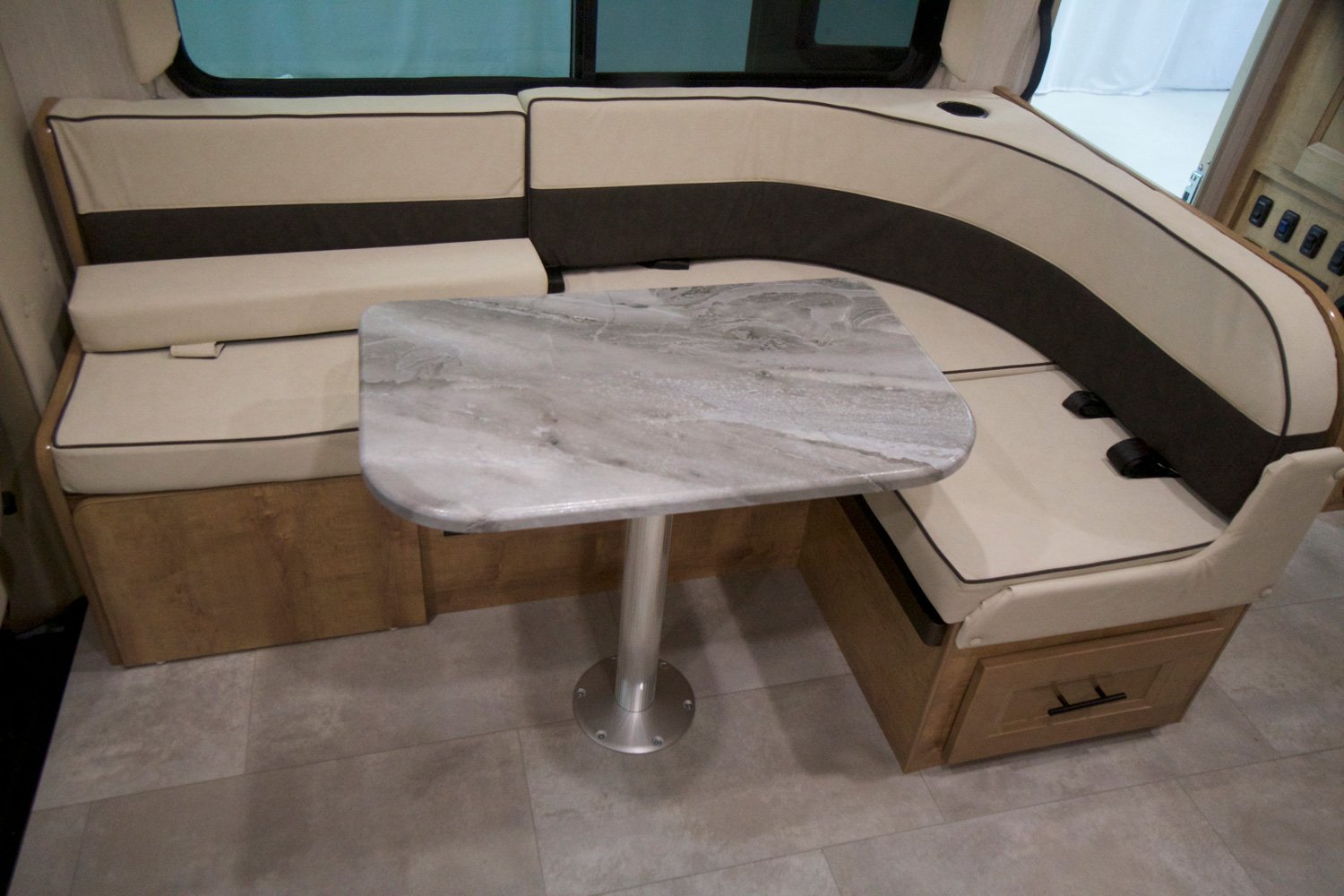 coachmen leprechaun class c motorhome dinette