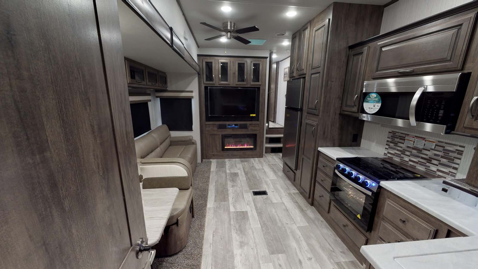 forest river sandpiper c class fifth wheel common space