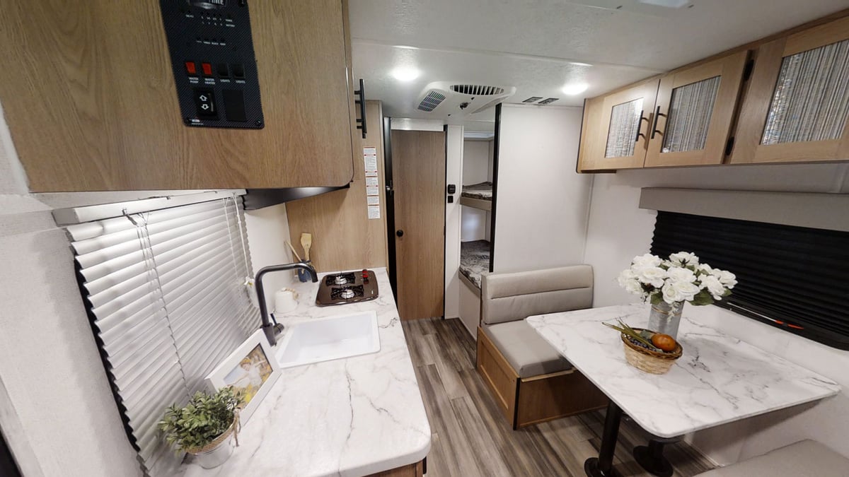 prime time avenger 16bh travel trailer interior