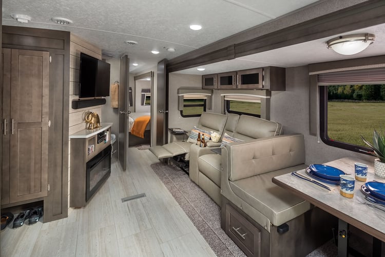 rockwood Ultra lite travel trailer salon z kominkiem