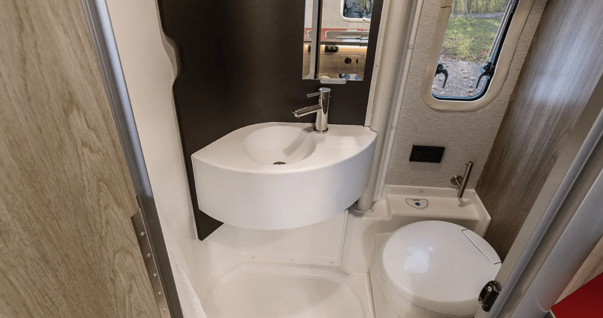 winnebago ekko bathroom