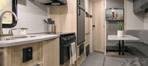  intérieur de la remorque de voyage winnebago hike 