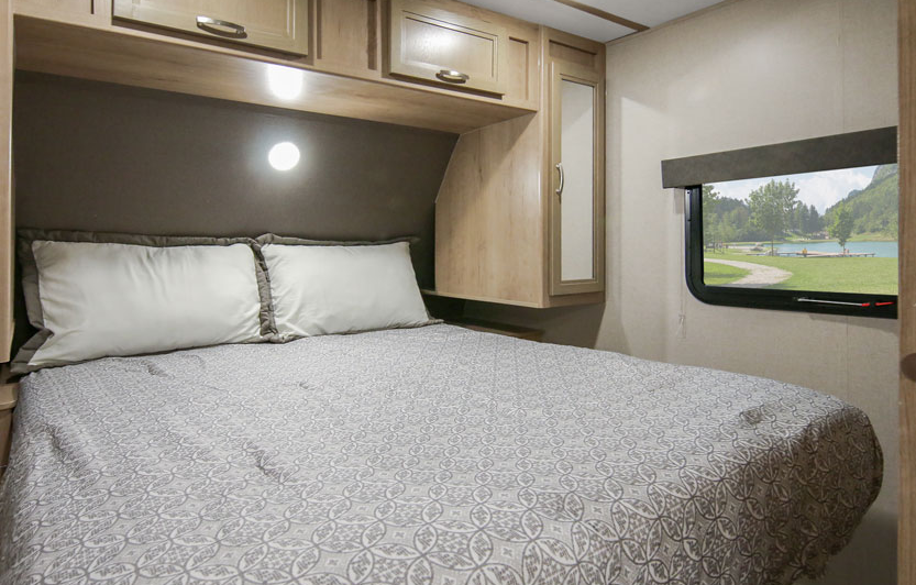 winnebago minnie 2500fl rear bedroom with a queen bed