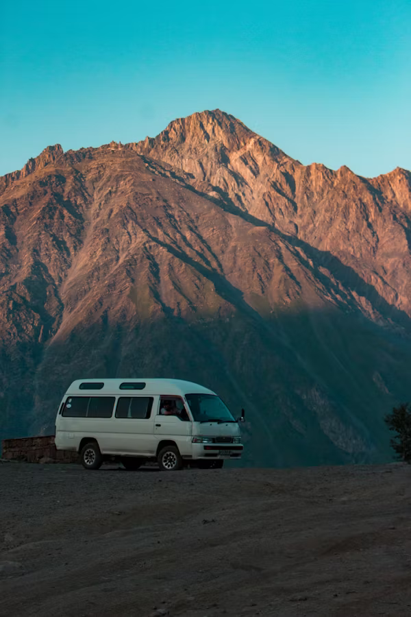 old_camper_van_drives_through_american_southwest